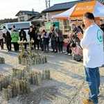 「神戸・心絆」が開いた追悼式で黙とうする住民ら＝石川県珠洲市（神戸・心絆提供）