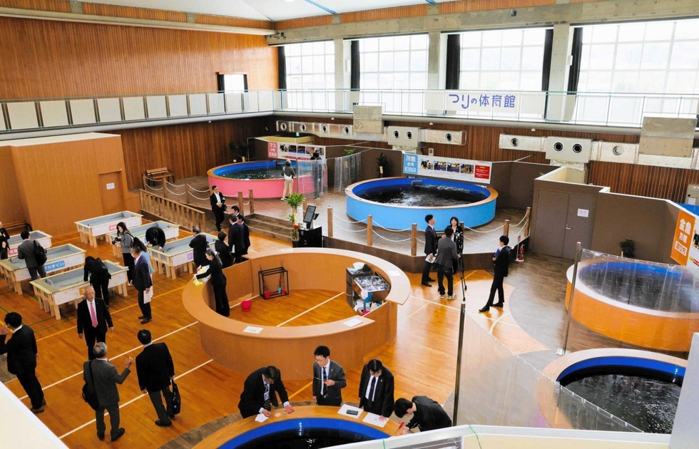 体育館で釣り、はじける笑顔 旧中吉川小改修し新施設 釣り具製造