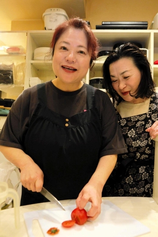 義妹のかおりさん（右）とスタジオ出演した際のエピソードを披露する平山まゆみさん＝三木市志染町西自由が丘２