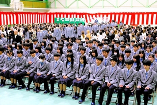 真新しい制服に身を包み、開校式兼入学式に臨む新入生ら＝三木市別所町小林、三木総合高校