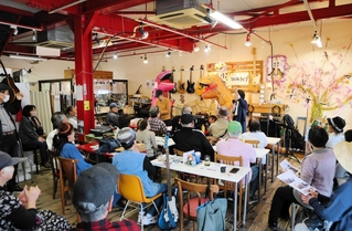 音楽好きの常連客でにぎわう１２周年記念ライブ＝三木市緑が丘中１、ＯＴＴＯ