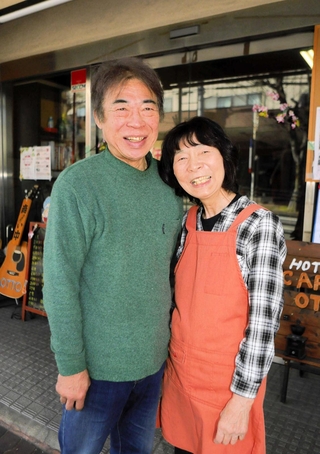 音楽カフェを１２年間守り続けてきた浅野清志さん（左）、智子さん夫妻＝三木市緑が丘中１、ＯＴＴＯ