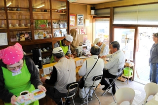 土曜の昼、常連客でにぎわう店内＝三木市本町２、なめらかフェ