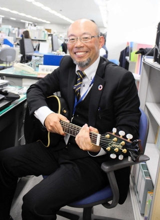 中学生から始めたギターで作詞作曲もする。「家ではよく弾きながら歌ってます」＝三木市役所