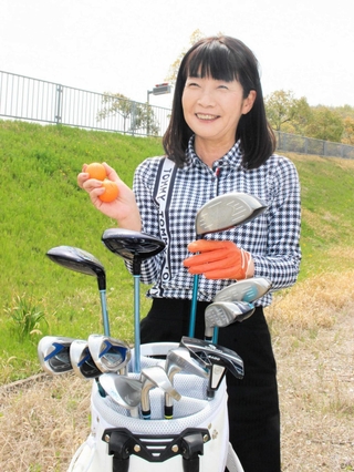 ゴルフは「性別や年齢などに関係なく、みんなで楽しめるのが魅力」とにっこり＝三木市上の丸町