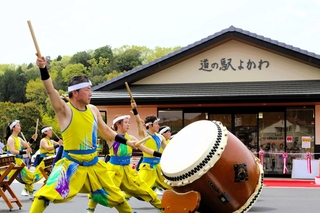 和太鼓が響き「道の駅よかわ」の開駅を祝った＝三木市吉川町吉安