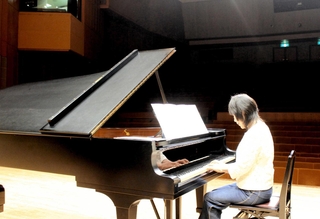 約５３０人が入る小ホールを貸し切り、「舞台度胸をつける練習」と藤原智里さん＝三木市福井、三木市文化会館