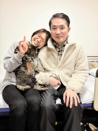 こゆりさん（左）と夫の良仁さん＝大阪府の自宅で（こゆりさん提供）