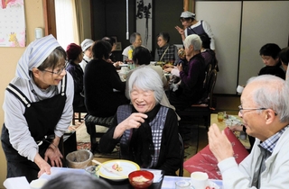テーブルが置かれた居間で団らんを楽しむ地元住民ら＝三木市緑が丘町西１、よって亭