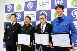 火災の初期消火で感謝状を受けた（右から）草苅朝道さん、関西クラシックゴルフ倶楽部の川上薫さん、明石浚渫興業の吉岡祐介さんら＝三木市消防本部