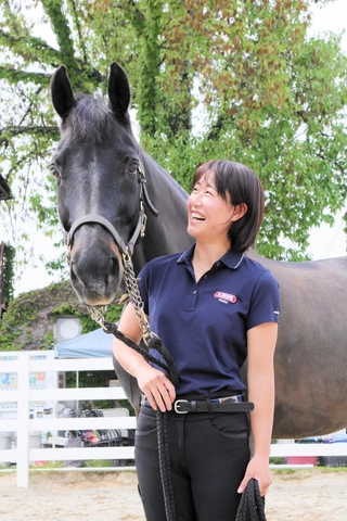 相棒のベルナルドＵに愛情を注ぐ安田利実さん＝神戸市西区神出町小束野