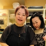 義妹のかおりさん（右）とスタジオ出演した際のエピソードを披露する平山まゆみさん＝三木市志染町西自由が丘２