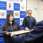 飯塚之利署長から感謝状を受け取る西尾柚香さん（左）＝三木署