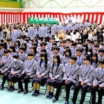 真新しい制服に身を包み、開校式兼入学式に臨む新入生ら＝三木市別所町小林、三木総合高校