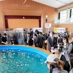 体育館跡の釣り堀でマス釣りを楽しめる＝三木市吉川町大畑