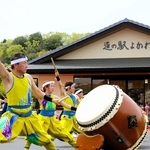 和太鼓が響き「道の駅よかわ」の開駅を祝った＝三木市吉川町吉安