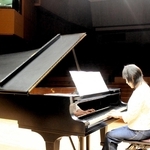 約５３０人が入る小ホールを貸し切り、「舞台度胸をつける練習」と藤原智里さん＝三木市福井、三木市文化会館