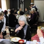 テーブルが置かれた居間で団らんを楽しむ地元住民ら＝三木市緑が丘町西１、よって亭