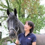 相棒のベルナルドＵに愛情を注ぐ安田利実さん＝神戸市西区神出町小束野