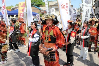 毛利輝元にふんして武者行列に参加した秋本哲治さん（中央）＝三木市本町２