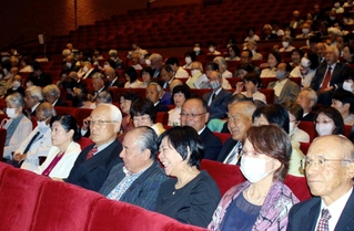 夫婦で過ごした半世紀を祝う出席者ら＝三木市文化会館