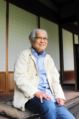 実家は築２００年以上の古民家。はりまだいすけさんは「２００年前もここに座って風を感じていた人がいる」と笑う＝三木市吉川町福井
