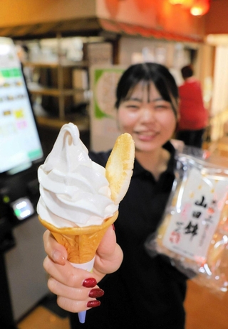 甘酒の濃厚な味わいが魅力のソフトクリーム＝三木市吉川町吉安