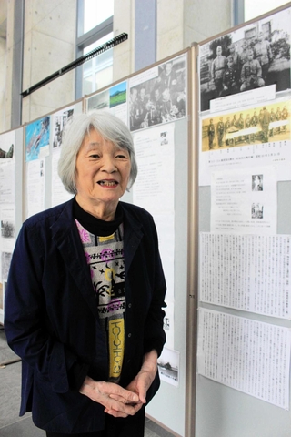 特攻隊員だった小林信昭さんについて語る妻の伶子さん＝三木市上の丸町、三木市役所