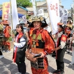 毛利輝元にふんして武者行列に参加した秋本哲治さん（中央）＝三木市本町２