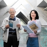 １５日に自作の詩を朗読する稲見臣二さん（左）と石井久美子さん＝三木市上の丸町