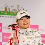 初優勝を飾り、笑顔でトロフィーを掲げる宮澤美咲選手＝東広野ゴルフ倶楽部