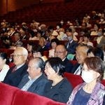 夫婦で過ごした半世紀を祝う出席者ら＝三木市文化会館