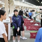 練習前に練習場でのルールや動き方を説明する藤江清史代表（右）＝ガーネットゴルフクラブ
