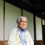 実家は築２００年以上の古民家。はりまだいすけさんは「２００年前もここに座って風を感じていた人がいる」と笑う＝三木市吉川町福井