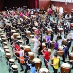 息を合わせて太鼓の音色を響かせる近畿各地の太鼓奏者たち＝旧志染中学校