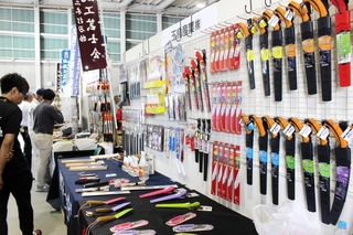 三木産の金物がずらりと並ぶ展示場＝かじやの里メッセみき