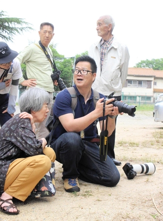 ワークショップで撮影方法について教える玉田尚之さん（中央）＝三木市福井