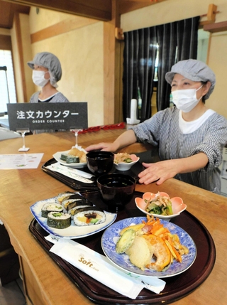 巻きずしセットなど食事はセルフサービスで提供される＝三木市吉川町吉安、道の駅よかわ