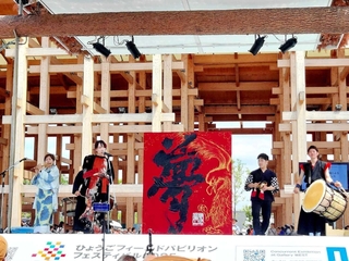 大阪・関西万博のステージで書道パフォーマンスを披露した井関春龍さん（左から２人目）ら（三木市提供）