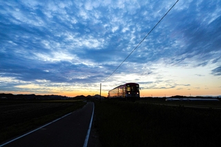 ｊｉｊｉ＿ｐｉｃさんの「家路に着く頃」＝５月２７日、加西市網引駅付近