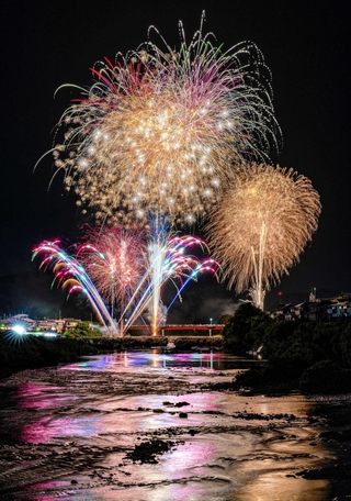 ｔｏｓｈｉ．ｘｙｚさんの「闘龍灘に大輪花を！！」＝５月３日、加東市、闘龍灘