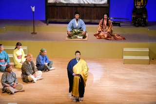 口吉川町に残る民話を題材にした「龍の杜」を演じる受講生（三木市文化会館提供）