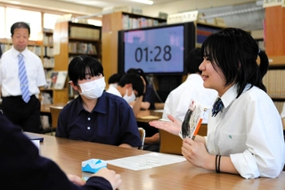 愛読書を手に物語の魅力を語る高校生＝三木市別所町小林