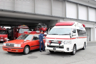 売却される消防指令車のクラウン（左）と救急車のハイメディック。いずれも赤色灯などは外さなければならない＝三木市福井