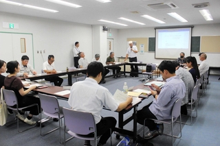 吉川地域に設置する小中一貫校の基本構想案が示された地域協議会の会合＝吉川町公民館