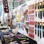 三木産の金物がずらりと並ぶ展示場＝かじやの里メッセみき