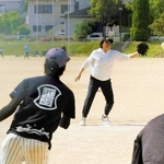 マウンドに上がって白球を追う元「三木クイーンズ」の田渕美香さん＝三木グリーンパーク