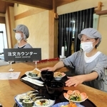 巻きずしセットなど食事はセルフサービスで提供される＝三木市吉川町吉安、道の駅よかわ