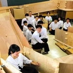 本来は１年生が担当していた展示に３年生が取り組み、完成した室内ジェットコースター＝三木北高校