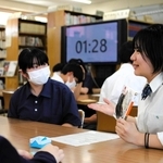 愛読書を手に物語の魅力を語る高校生＝三木市別所町小林